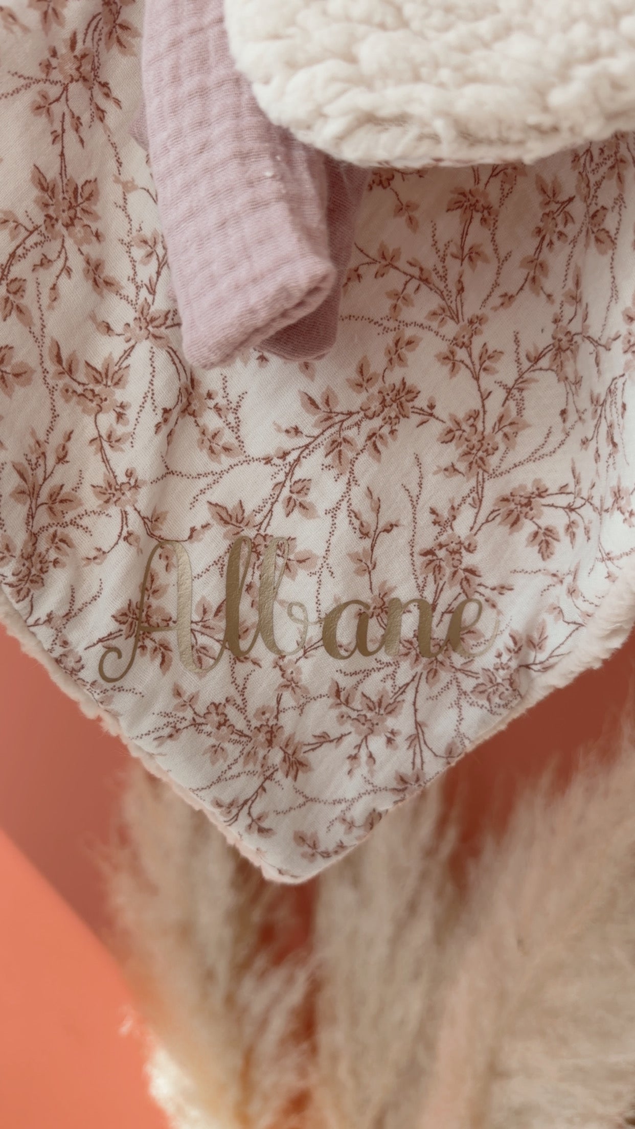 Doudou couverture / doudou XXL lapin lange COLETTE en fausse fourrure écru et gaze de coton fleuri, doudou couverture personnalisée, cadeau de naissance bébé
