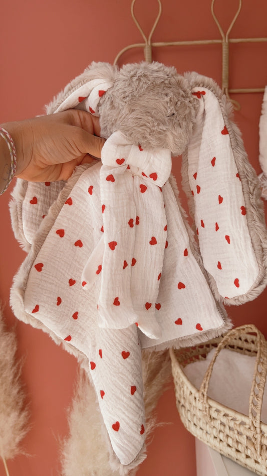 Doudou lapin en fourrure blanche OU taupe et coton à cœurs rouges, couverture douce pour bébé, lange personnalisé, cadeau naissance