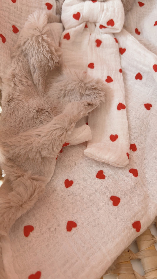 Doudou lapin en fourrure blanche OU taupe et coton à cœurs rouges, couverture douce pour bébé, lange personnalisé, cadeau naissance