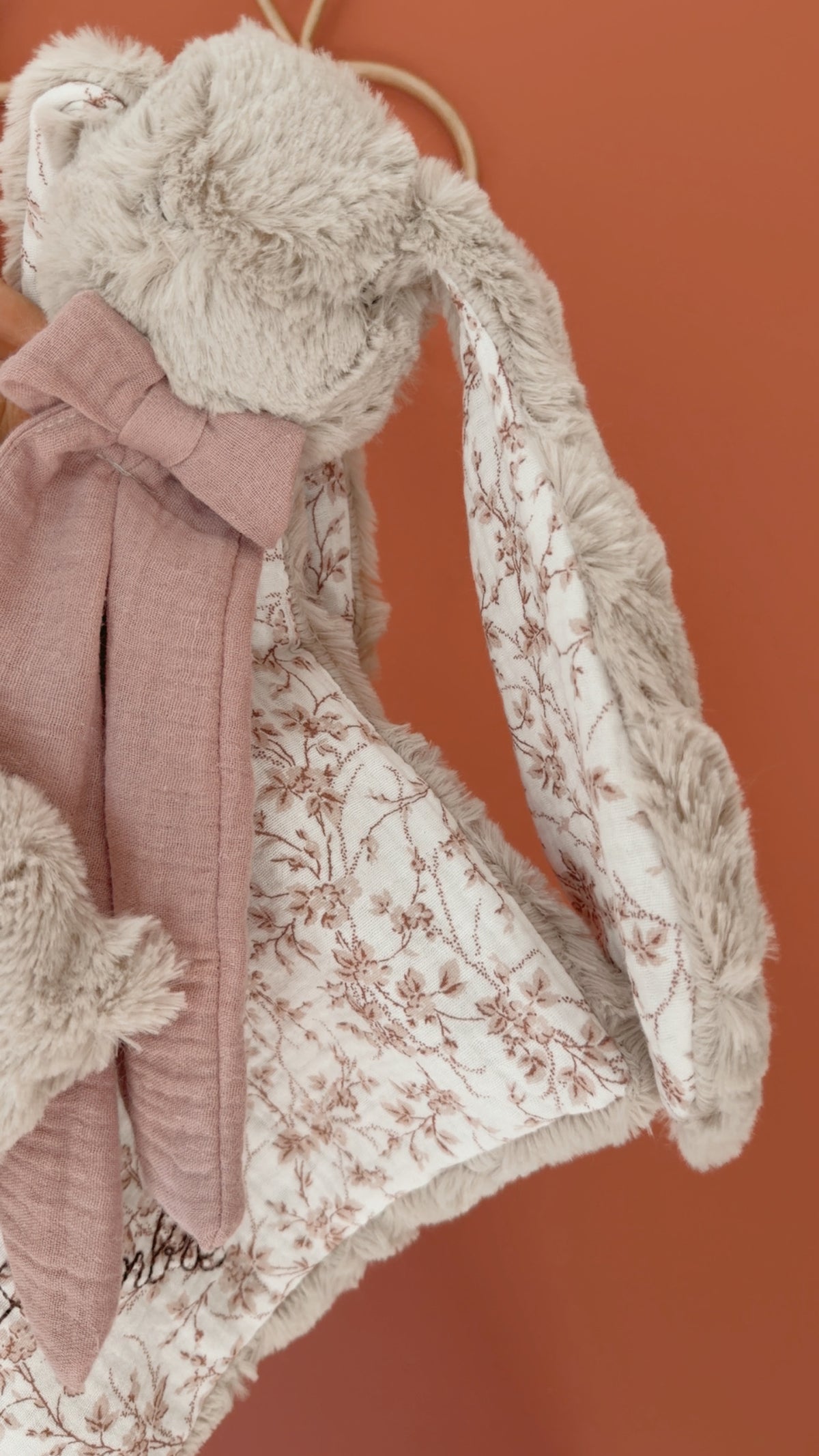 Doudou lapin lange / doudou couverture en fausse fourrure taupe et Branchages roses