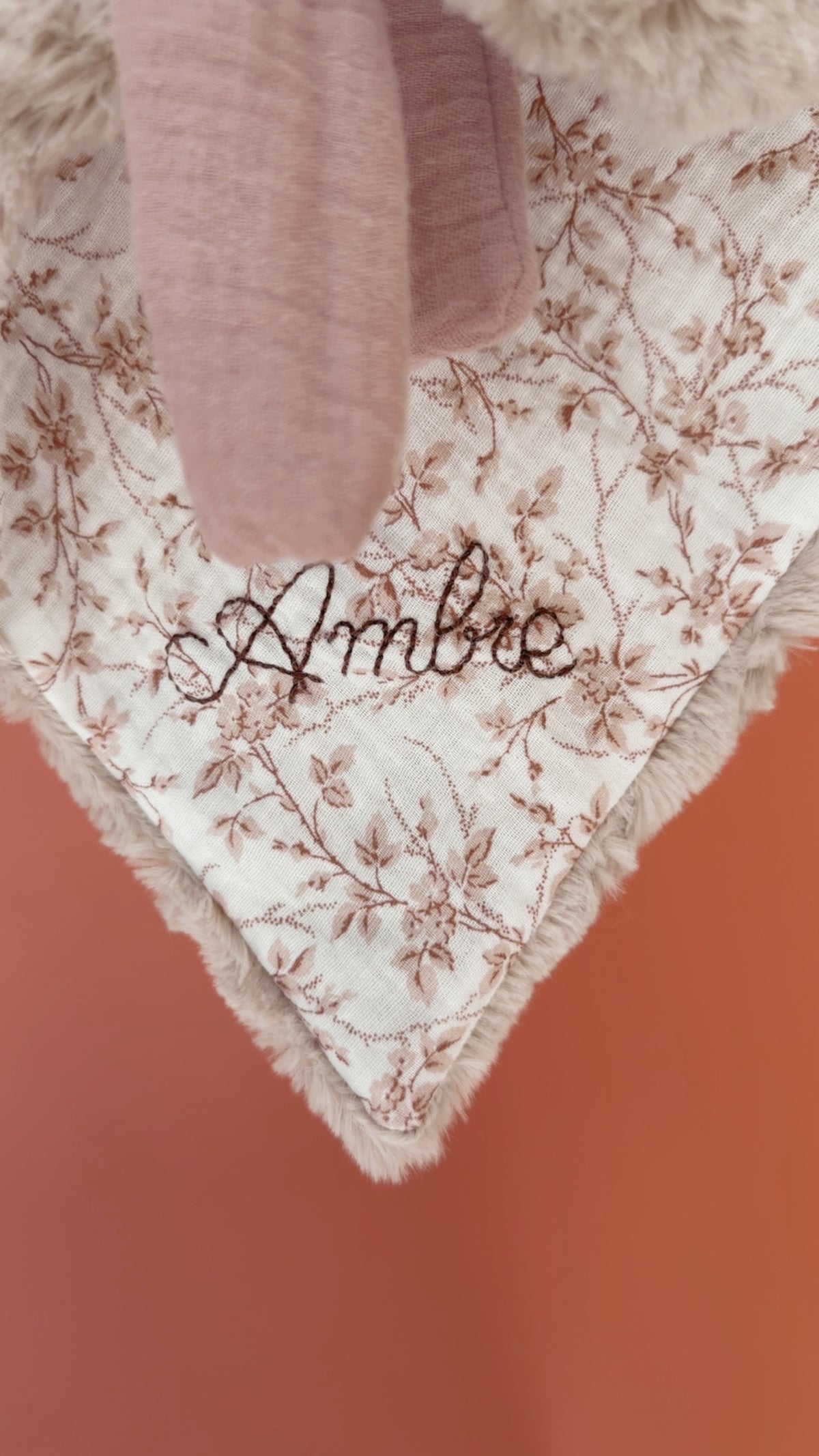 Doudou lapin lange / doudou couverture en fausse fourrure taupe et Branchages roses