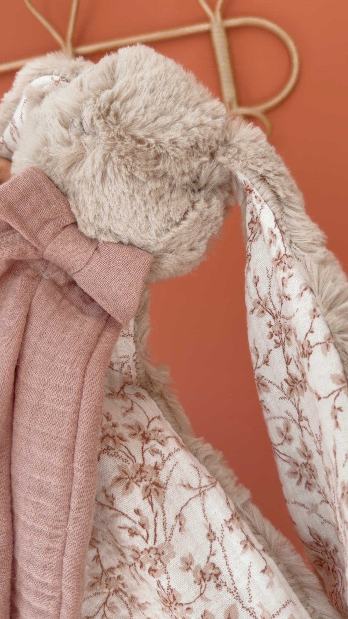 Doudou lapin lange / doudou couverture en fausse fourrure taupe et Branchages roses