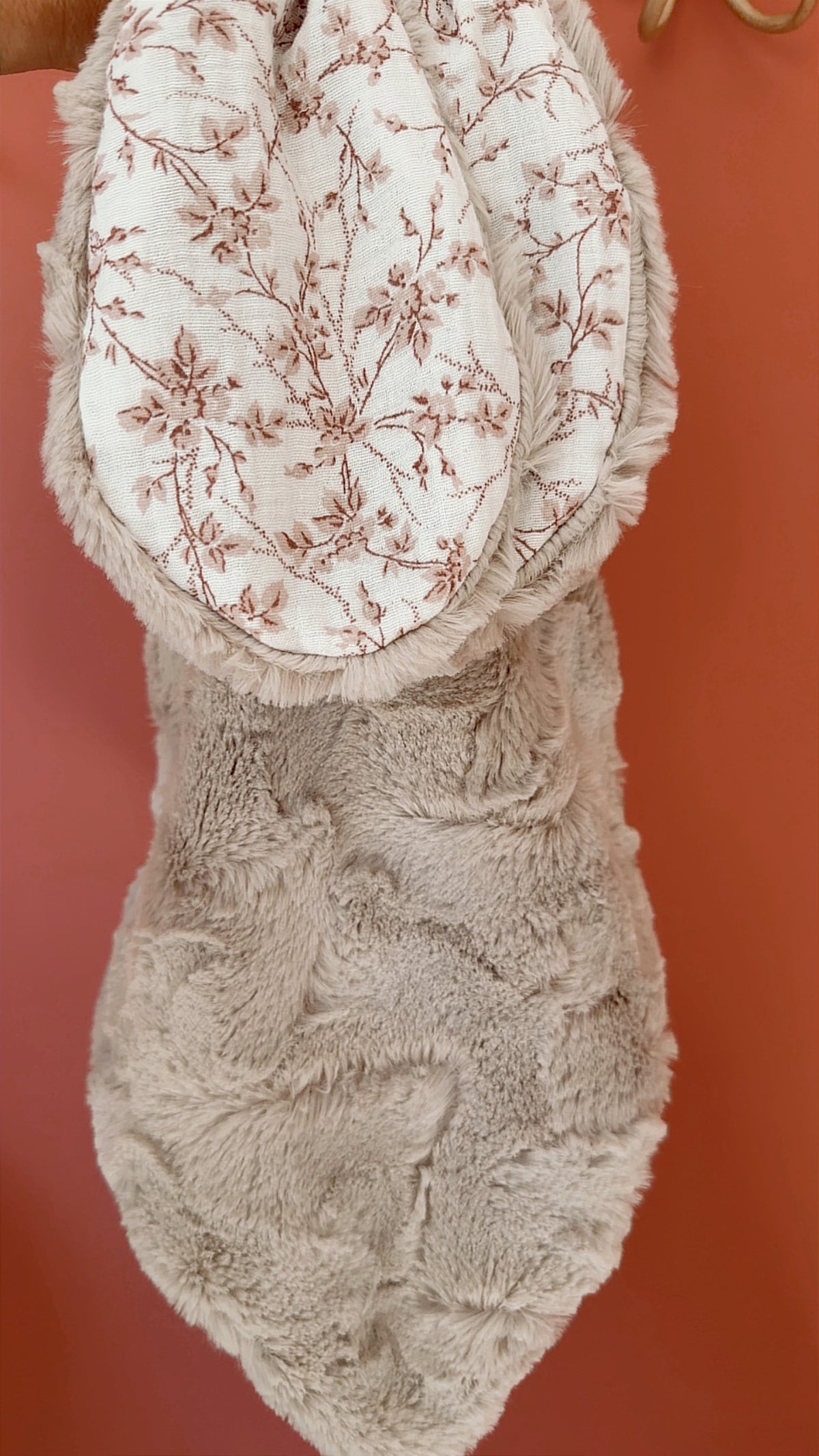 Doudou lapin lange / doudou couverture en fausse fourrure taupe et Branchages roses
