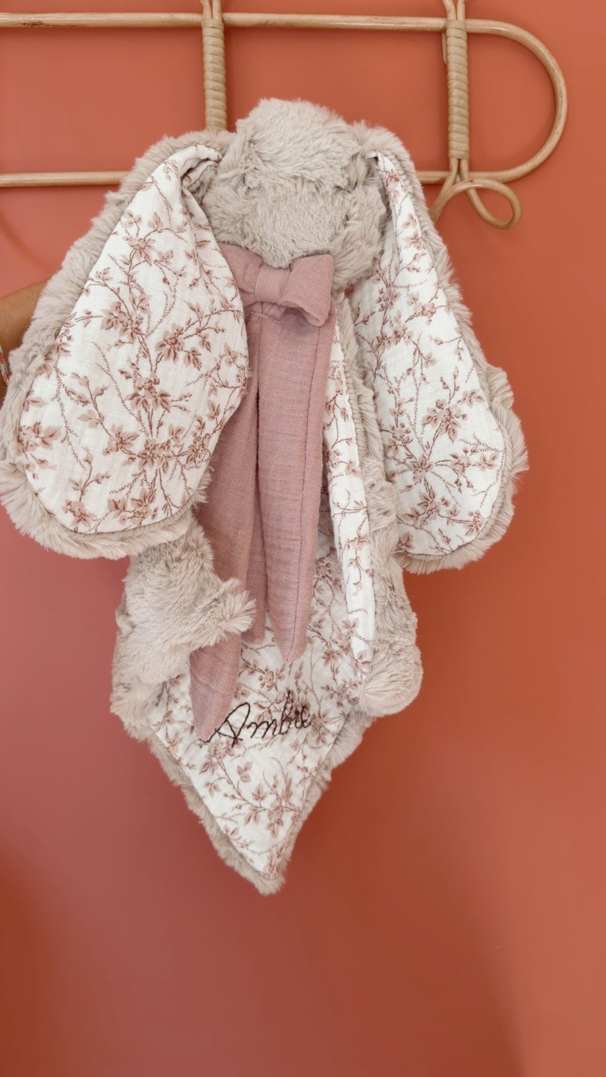 Doudou lapin lange / doudou couverture en fausse fourrure taupe et Branchages roses