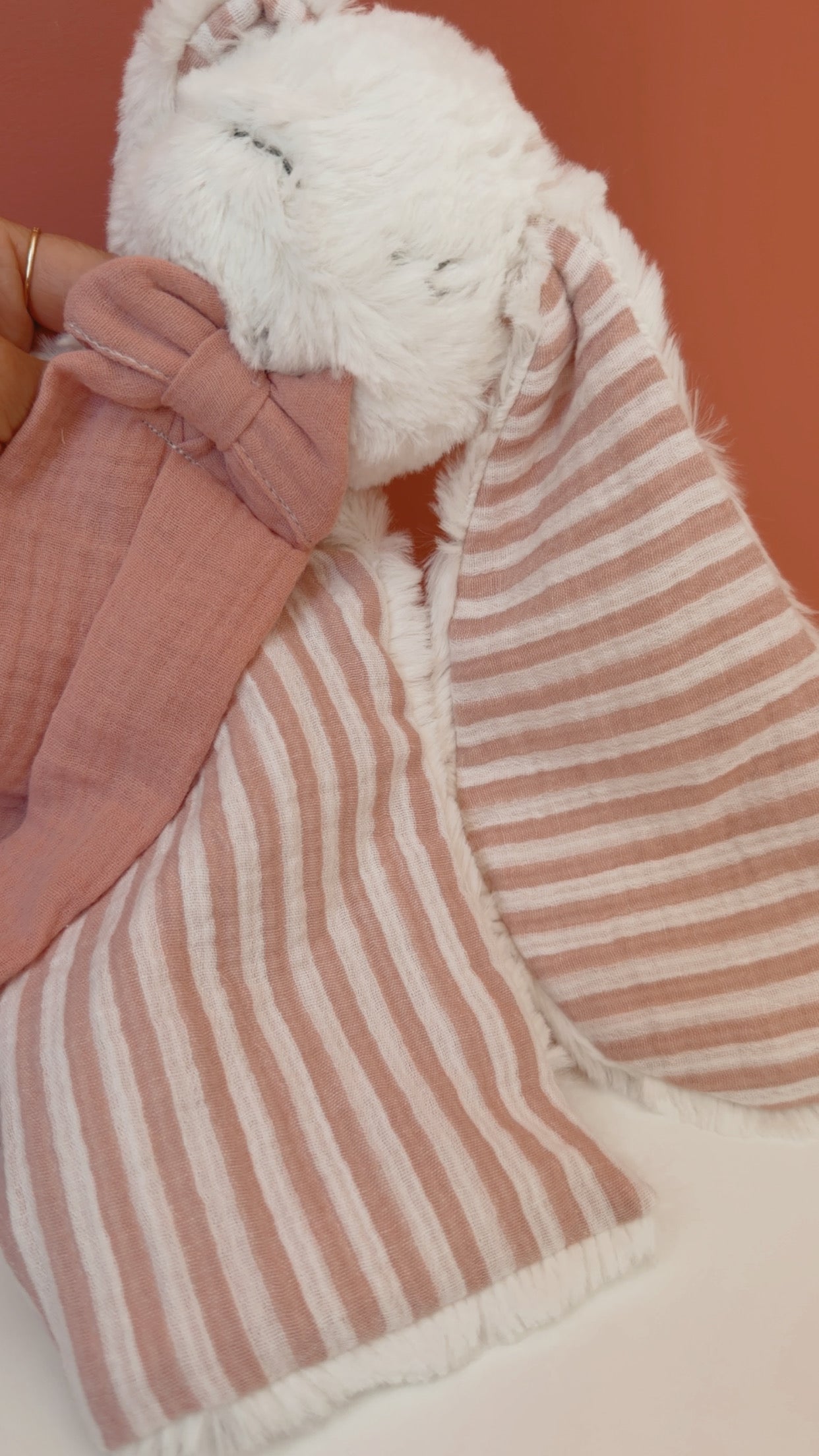 Doudou lange lapin en fausse fourrure écru et double gaze Bio RAYURES ROSES