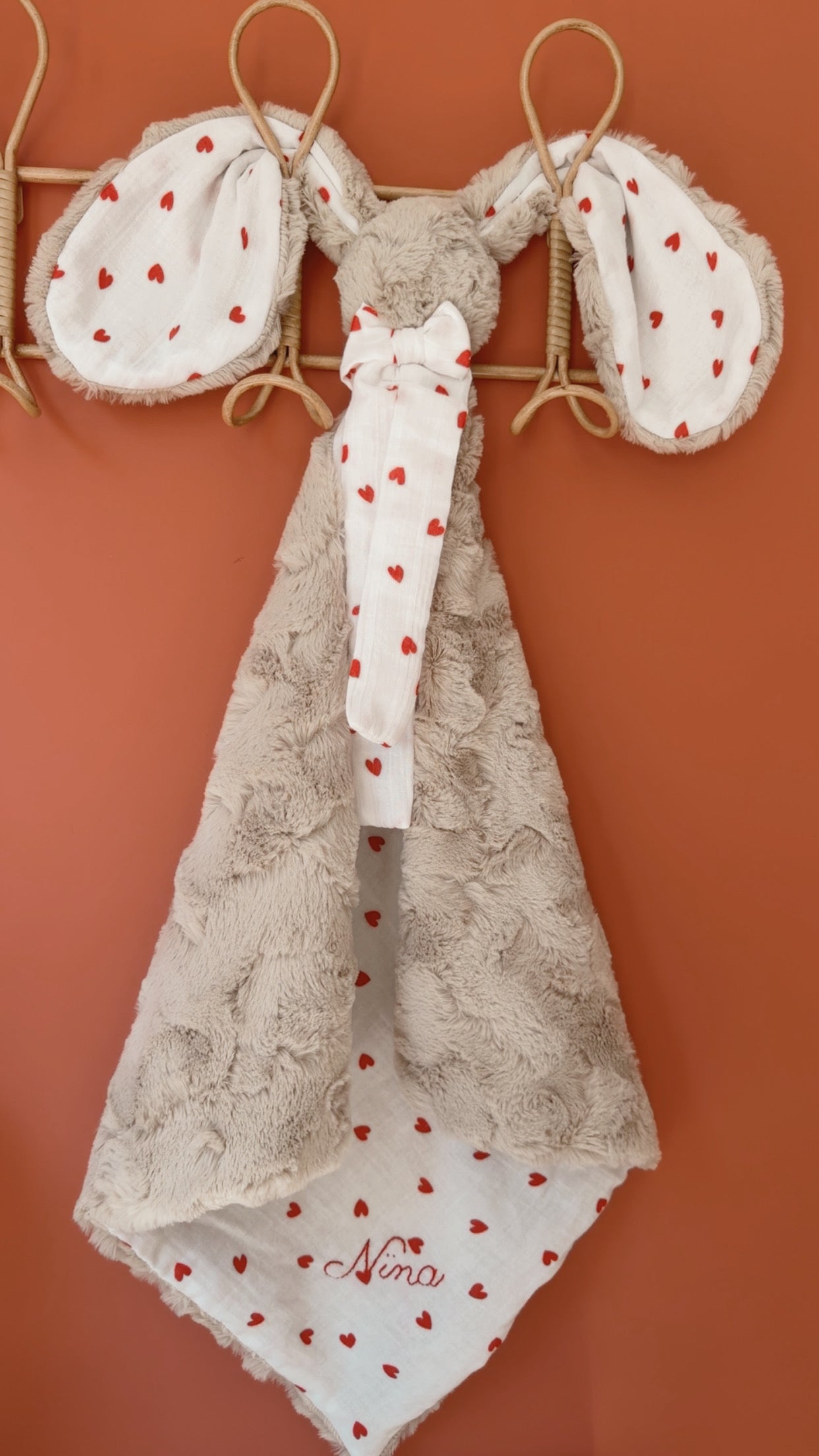 Doudou lapin lange en Fourrure taupe - Petits coeurs rouges - 50cm