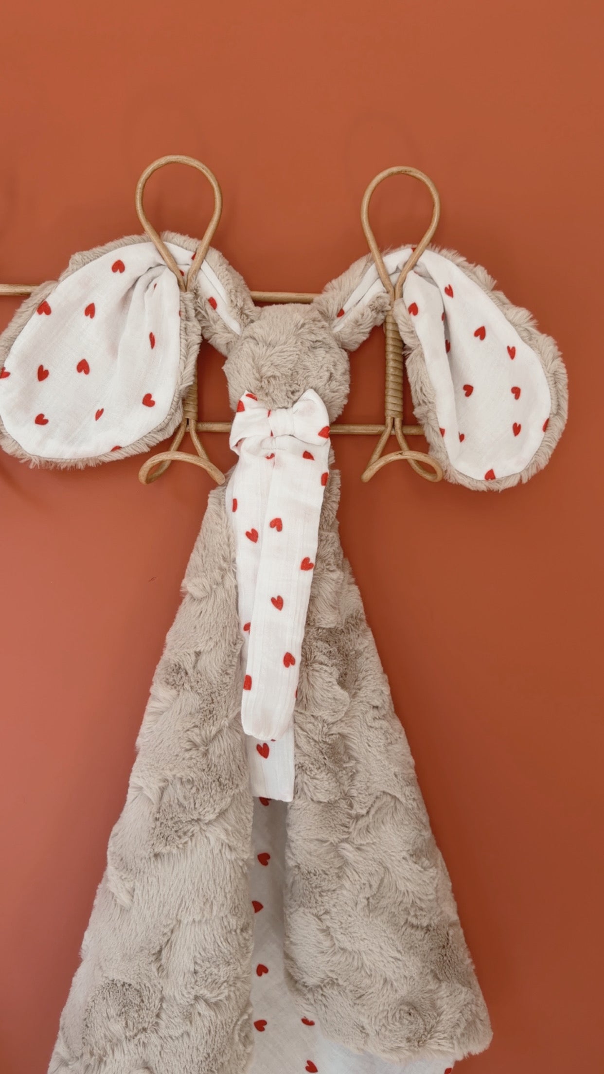 Doudou lapin lange en Fourrure taupe - Petits coeurs rouges - 50cm