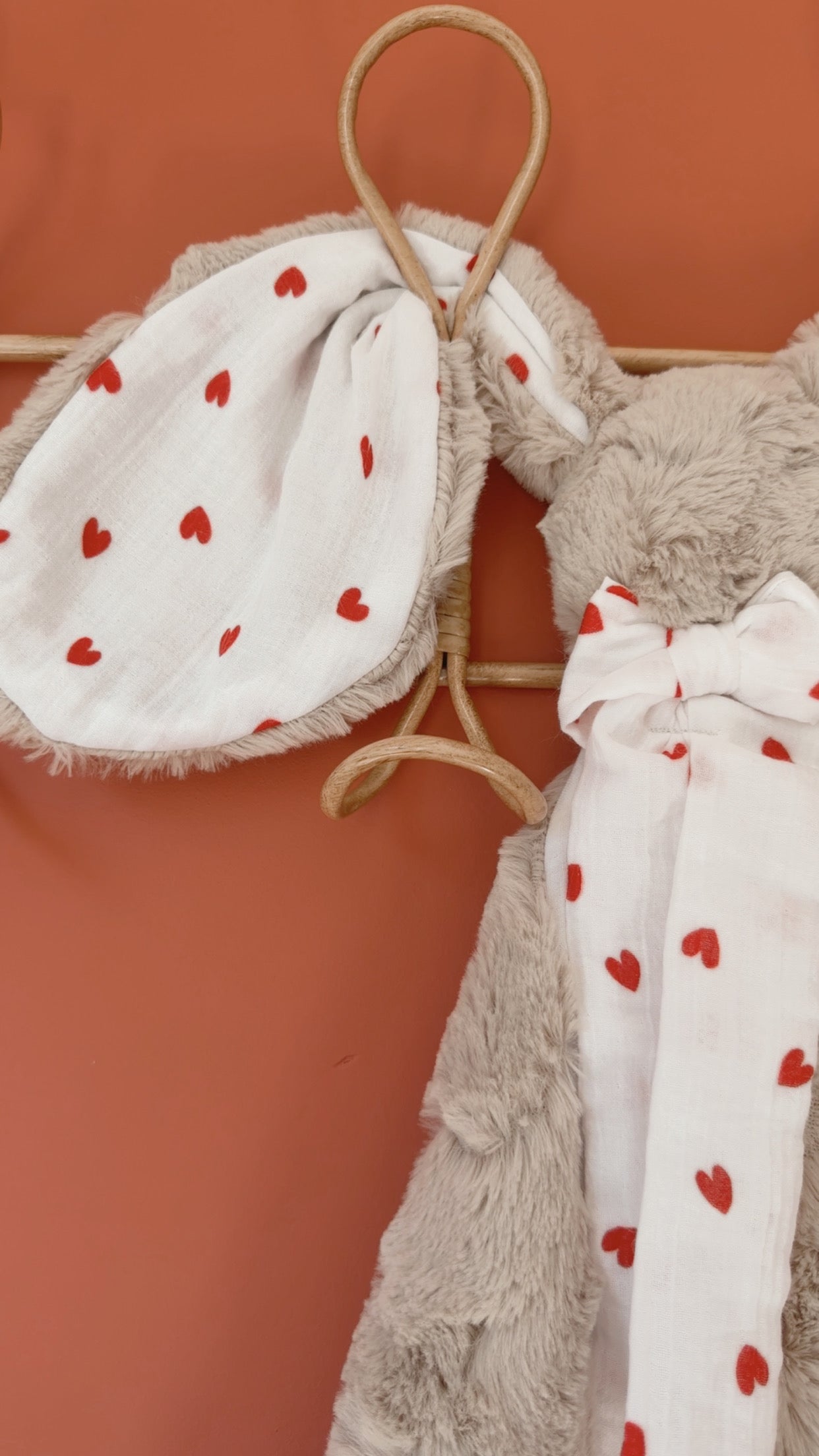 Doudou lapin lange en Fourrure taupe - Petits coeurs rouges - 50cm