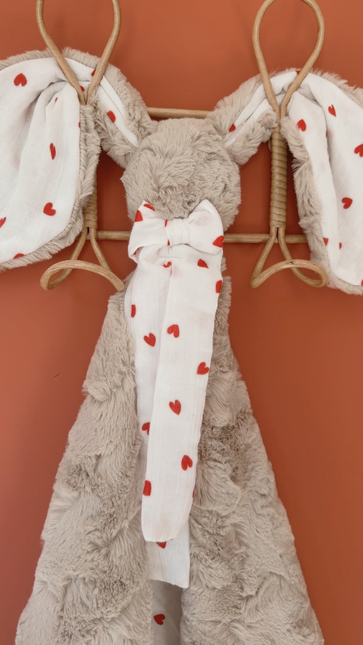 Doudou lapin lange en Fourrure taupe - Petits coeurs rouges - 50cm