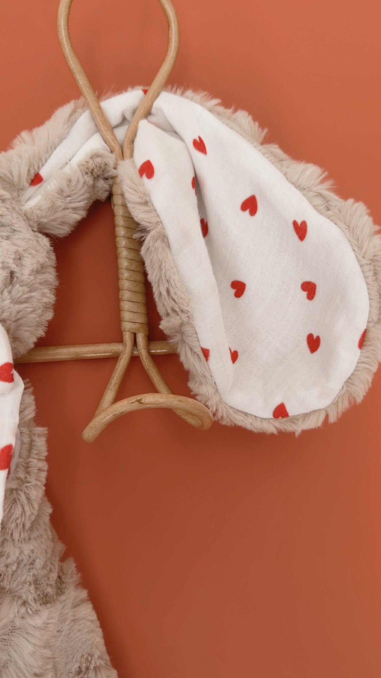 Doudou lapin lange en Fourrure taupe - Petits coeurs rouges - 50cm