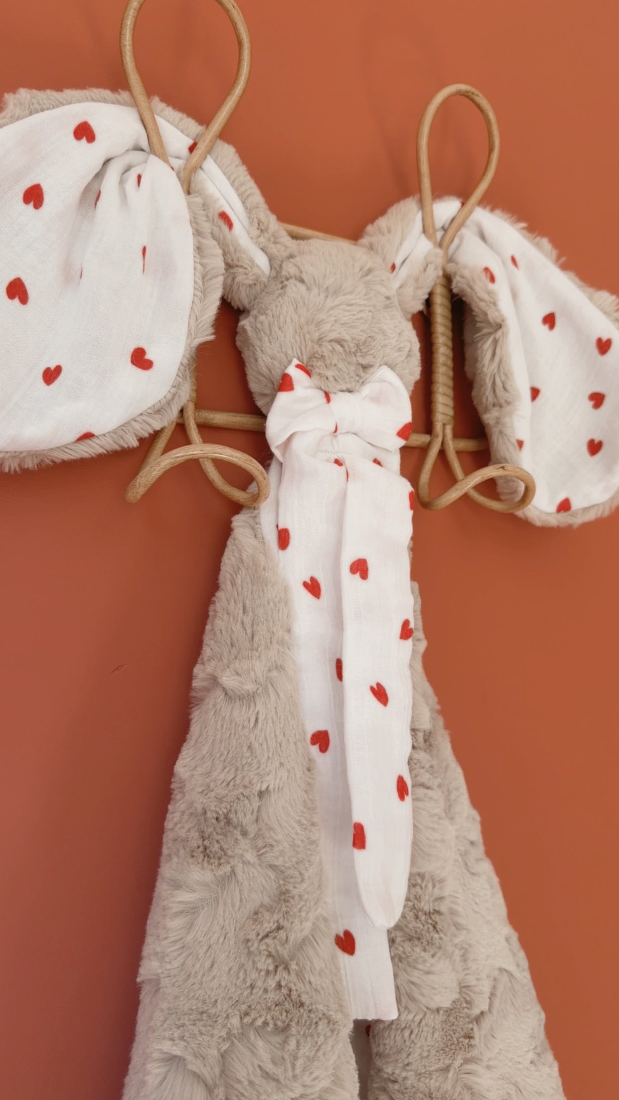 Doudou lapin lange en Fourrure taupe - Petits coeurs rouges - 50cm