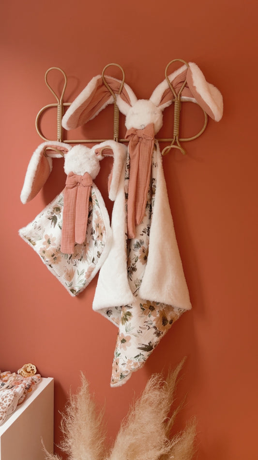 Doudou lange / doudou couverture  fourrure - Grandes fleurs roses.
