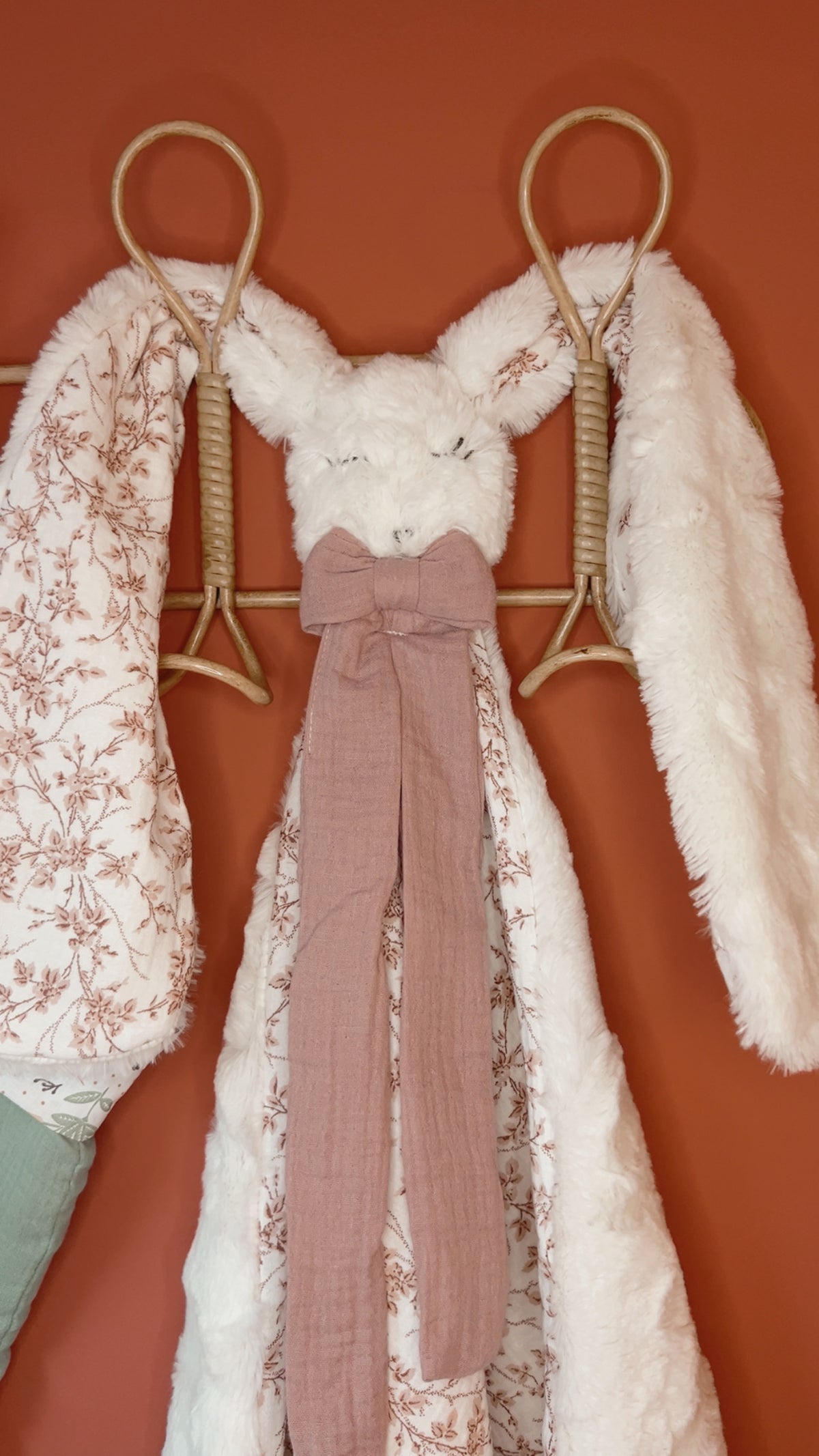 Doudou lapin lange / doudou couverture en fausse fourrure écru et Branchages roses