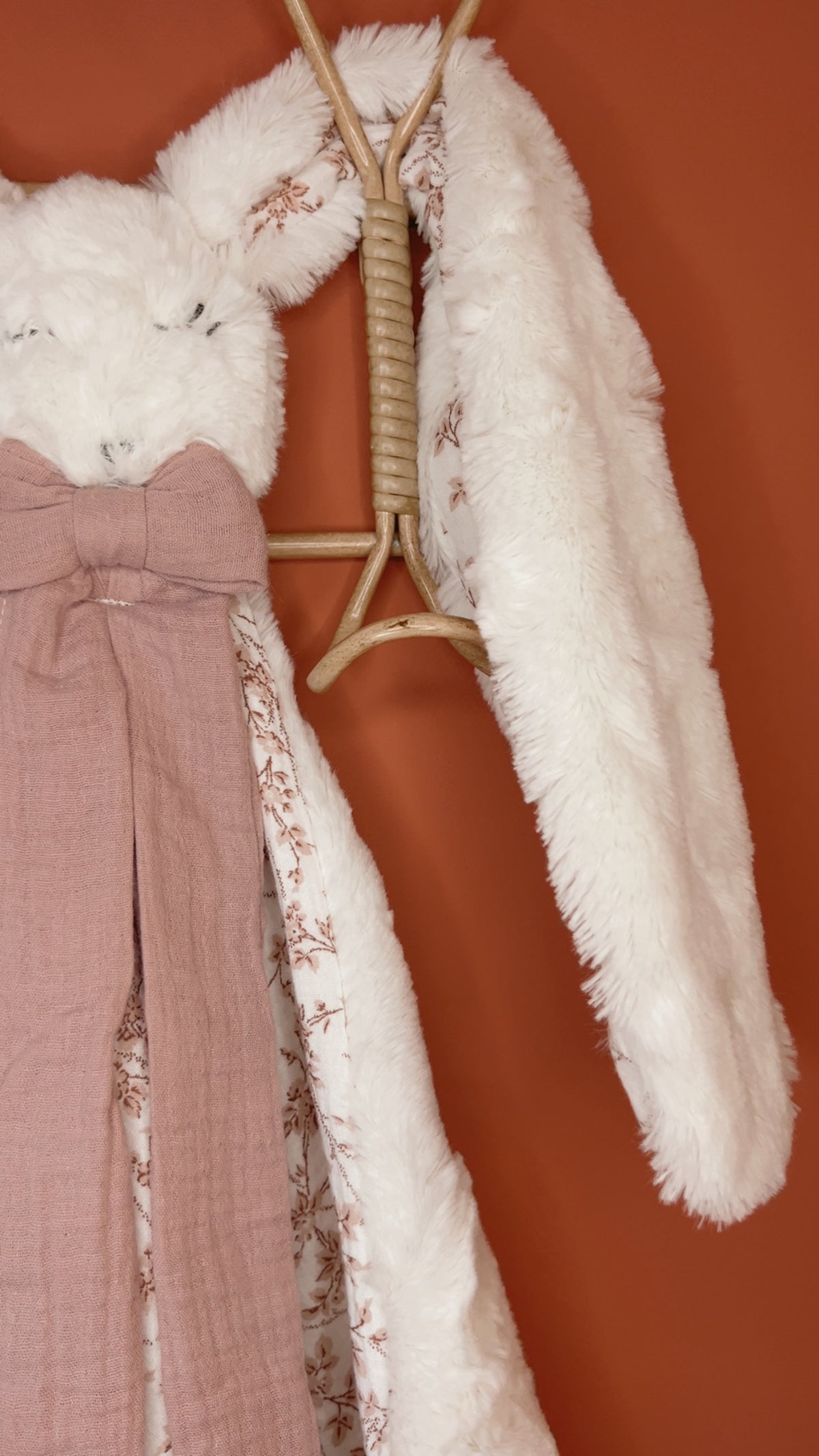 Doudou lapin lange / doudou couverture en fausse fourrure écru et Branchages roses