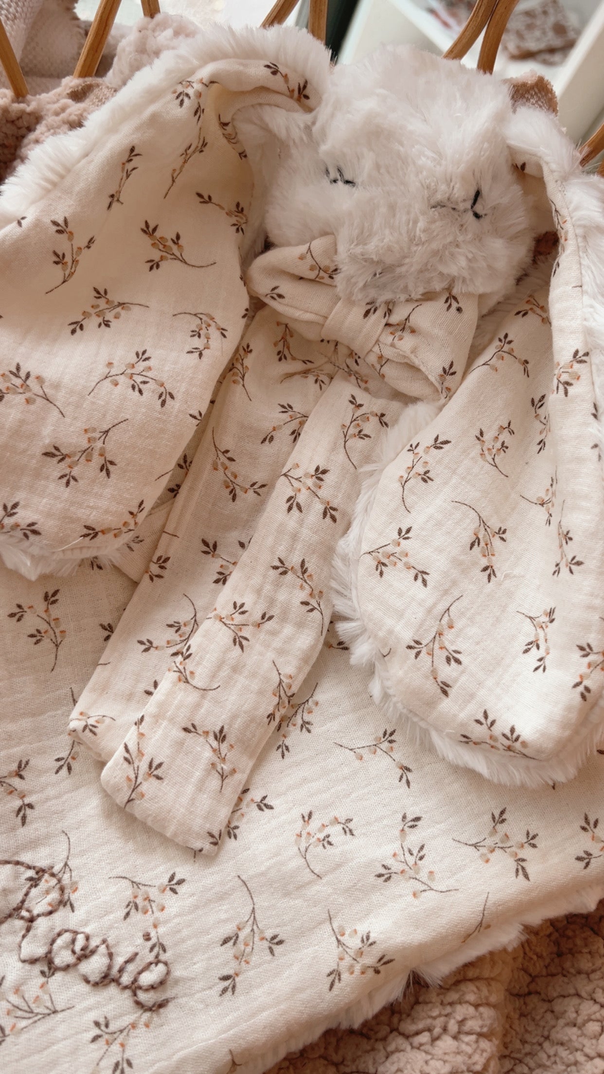 Doudou lapin lange en fausse fourrure Vagues écru et gaze de coton SIMONE, Couverture bébé personnalisée, cadeau naissance