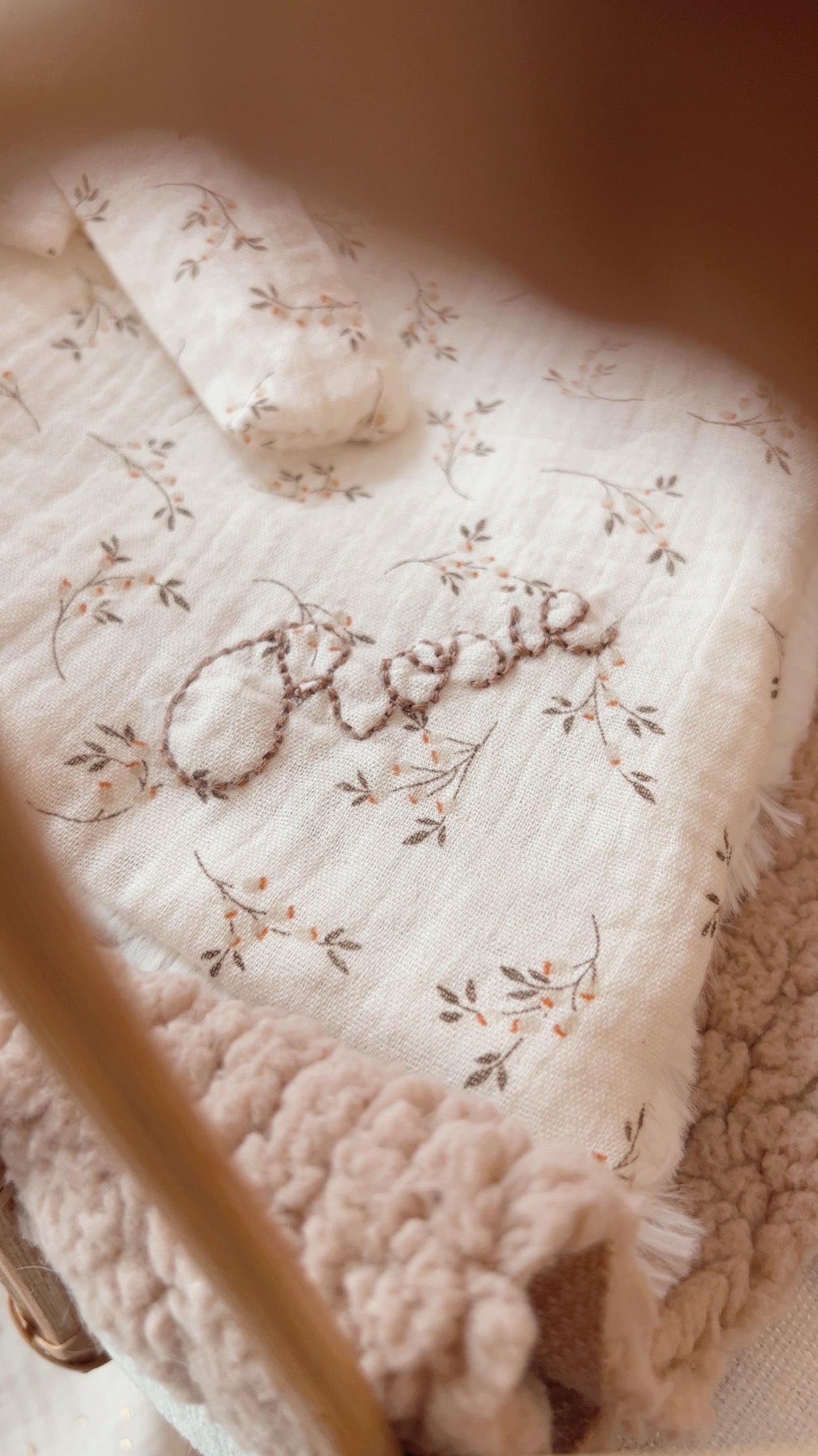 Doudou lapin lange en fausse fourrure Vagues écru et gaze de coton SIMONE, Couverture bébé personnalisée, cadeau naissance