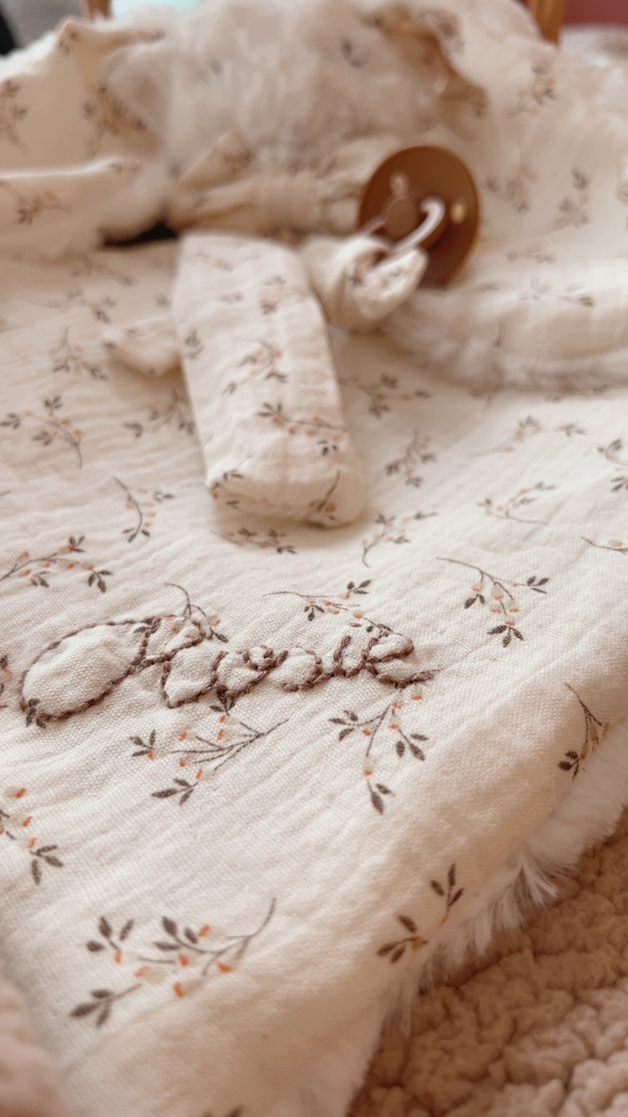 Doudou lapin lange en fausse fourrure Vagues écru et gaze de coton SIMONE, Couverture bébé personnalisée, cadeau naissance