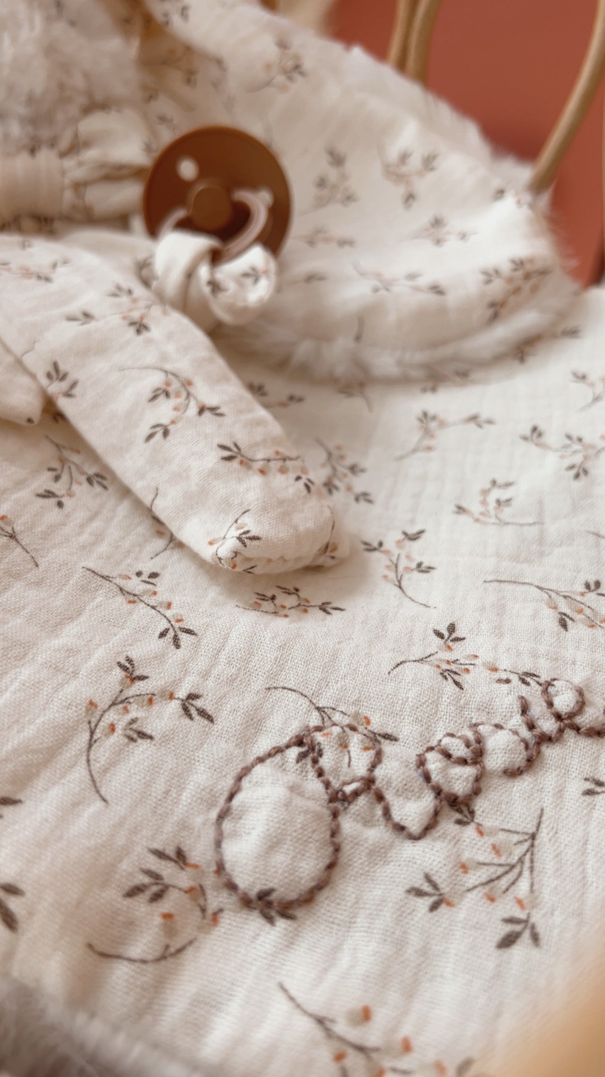 Doudou lapin lange en fausse fourrure Vagues écru et gaze de coton SIMONE, Couverture bébé personnalisée, cadeau naissance