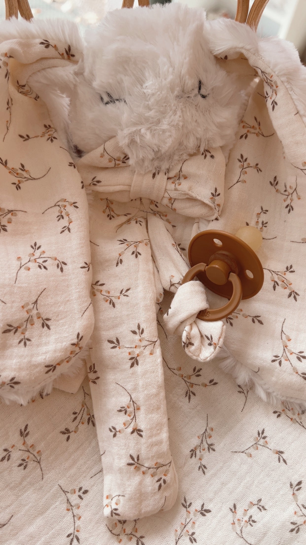 Doudou lapin lange en fausse fourrure Vagues écru et gaze de coton SIMONE, Couverture bébé personnalisée, cadeau naissance