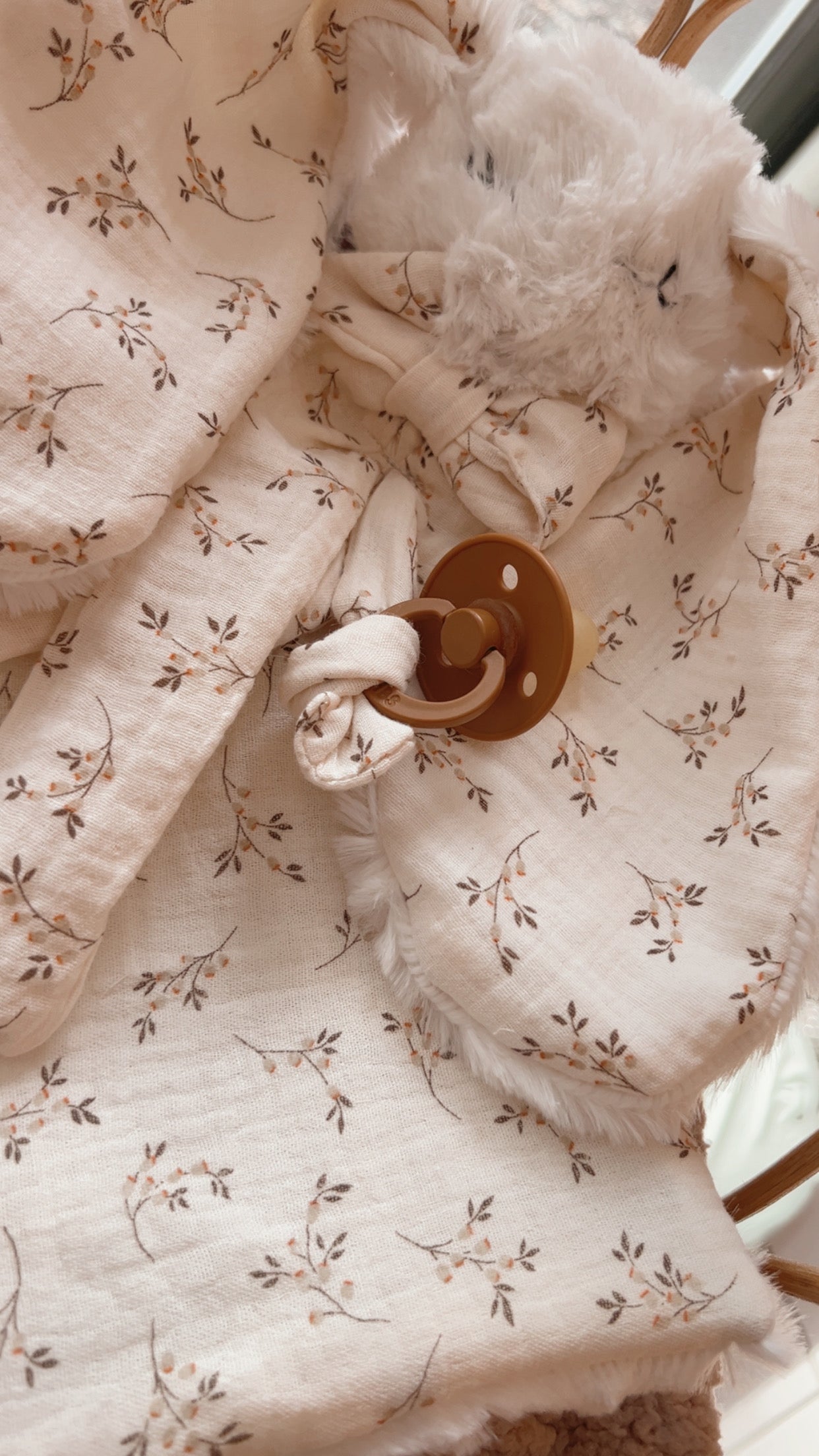 Doudou lapin lange en fausse fourrure Vagues écru et gaze de coton SIMONE, Couverture bébé personnalisée, cadeau naissance