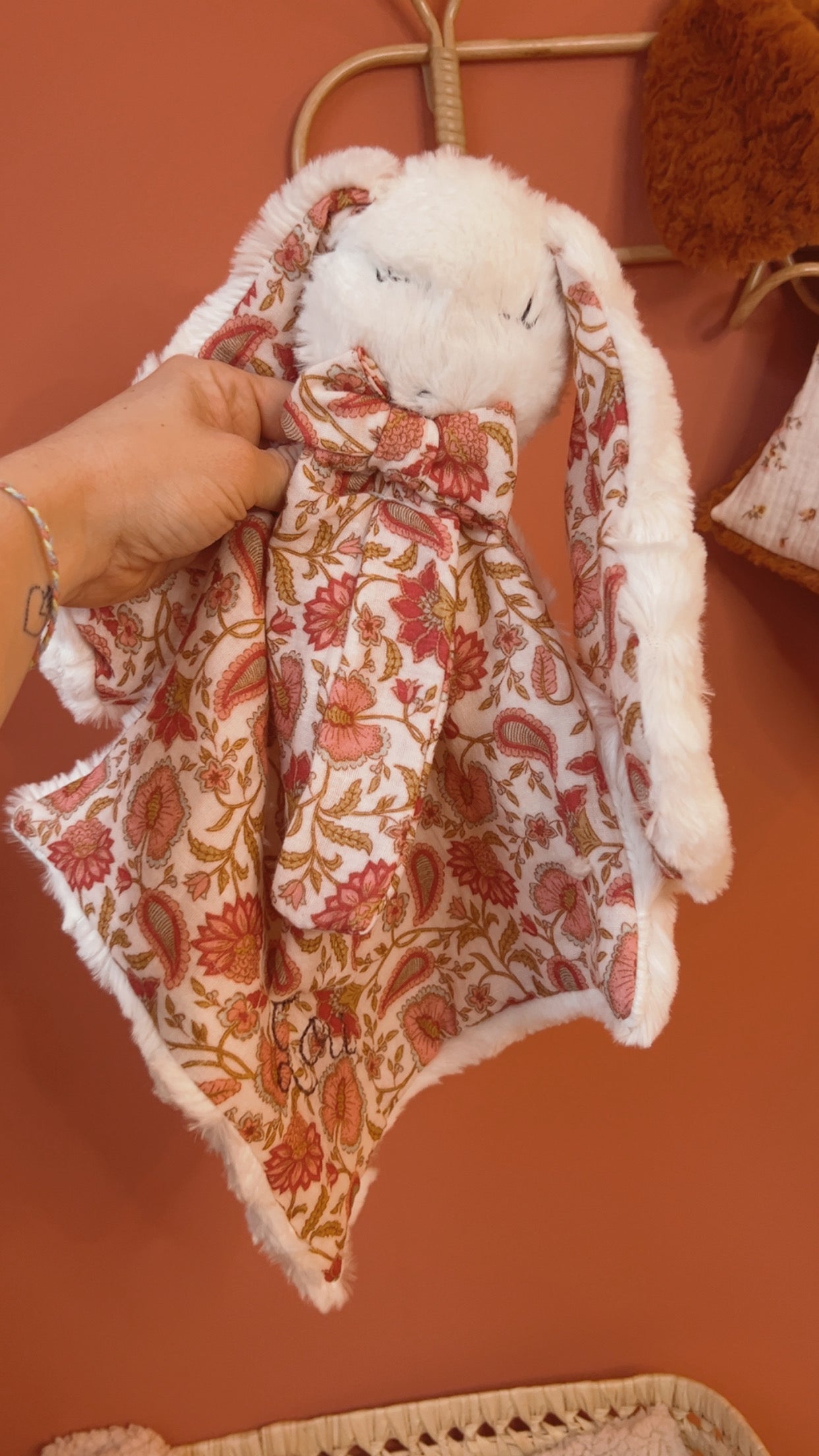 Doudou lange / doudou couverture en fausse fourrure écru et double gaze Bio SHANAYA.