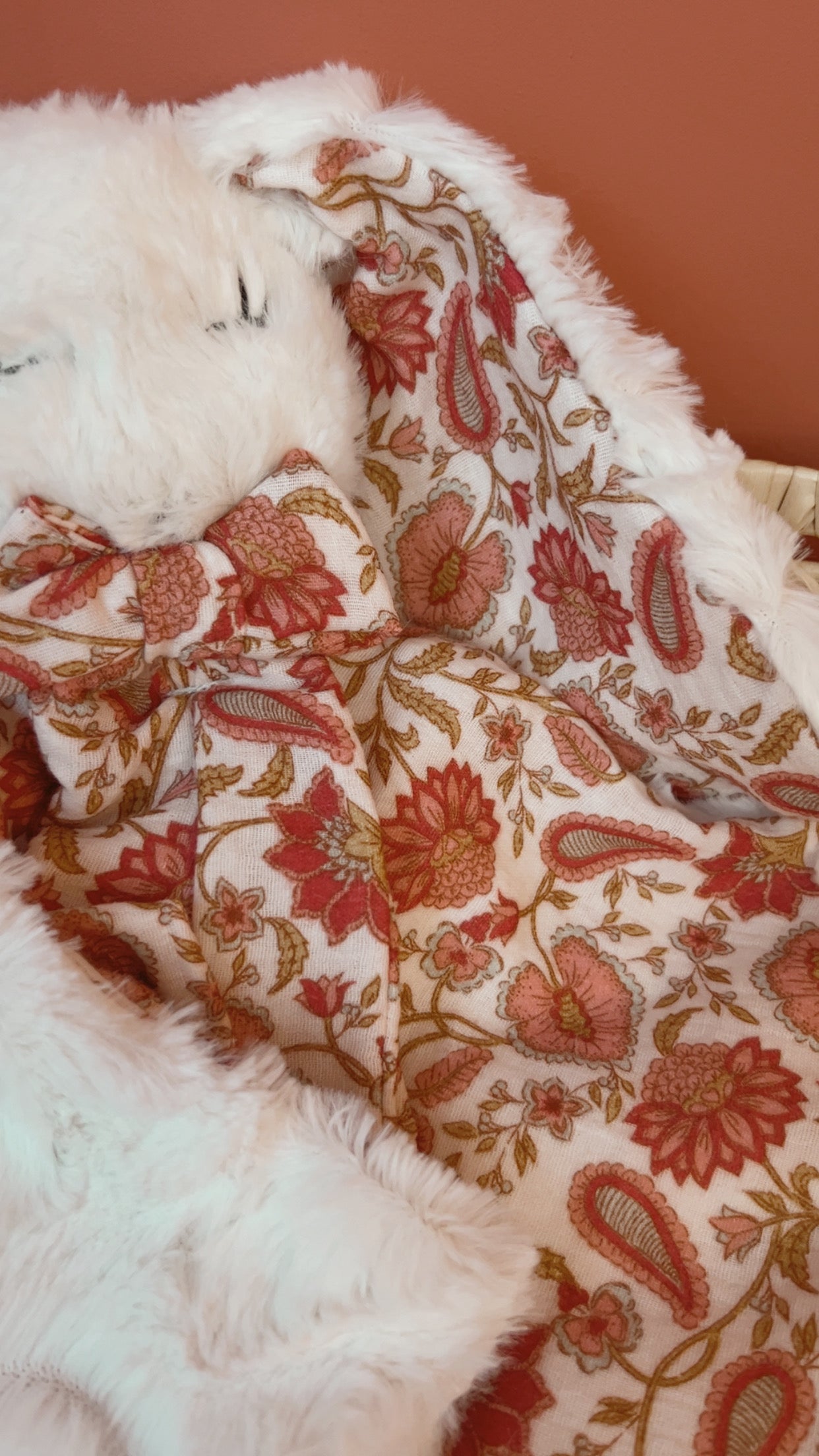 Doudou lange / doudou couverture en fausse fourrure écru et double gaze Bio SHANAYA.