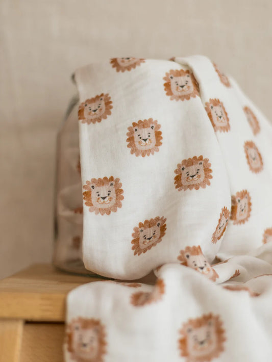 Couverture bébé LES LIONS  personnalisable ultra douce en gaze de coton - Plaid avec prénom, Fourrure ivoire ou havane , cadeau naissance