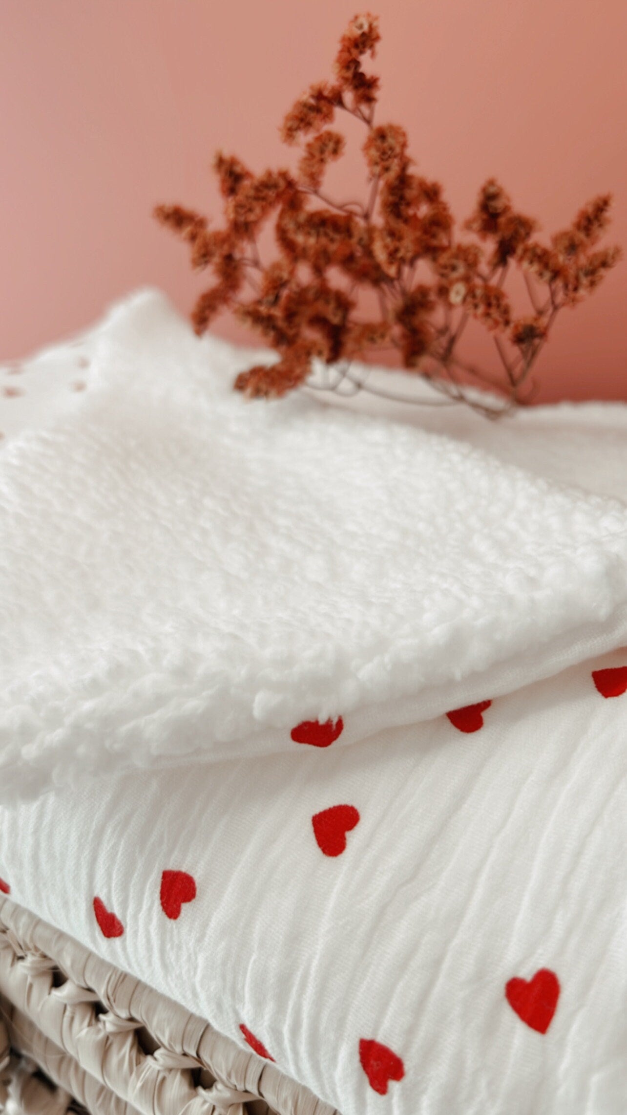 Couverture bébé personnalisée Petits coeurs rouges en gaze de coton et Sherpa blanche, drap d'éveil, cadeau naissance