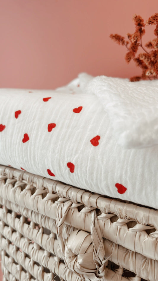 Couverture bébé personnalisée Petits coeurs rouges en gaze de coton et Sherpa blanche, drap d'éveil, cadeau naissance