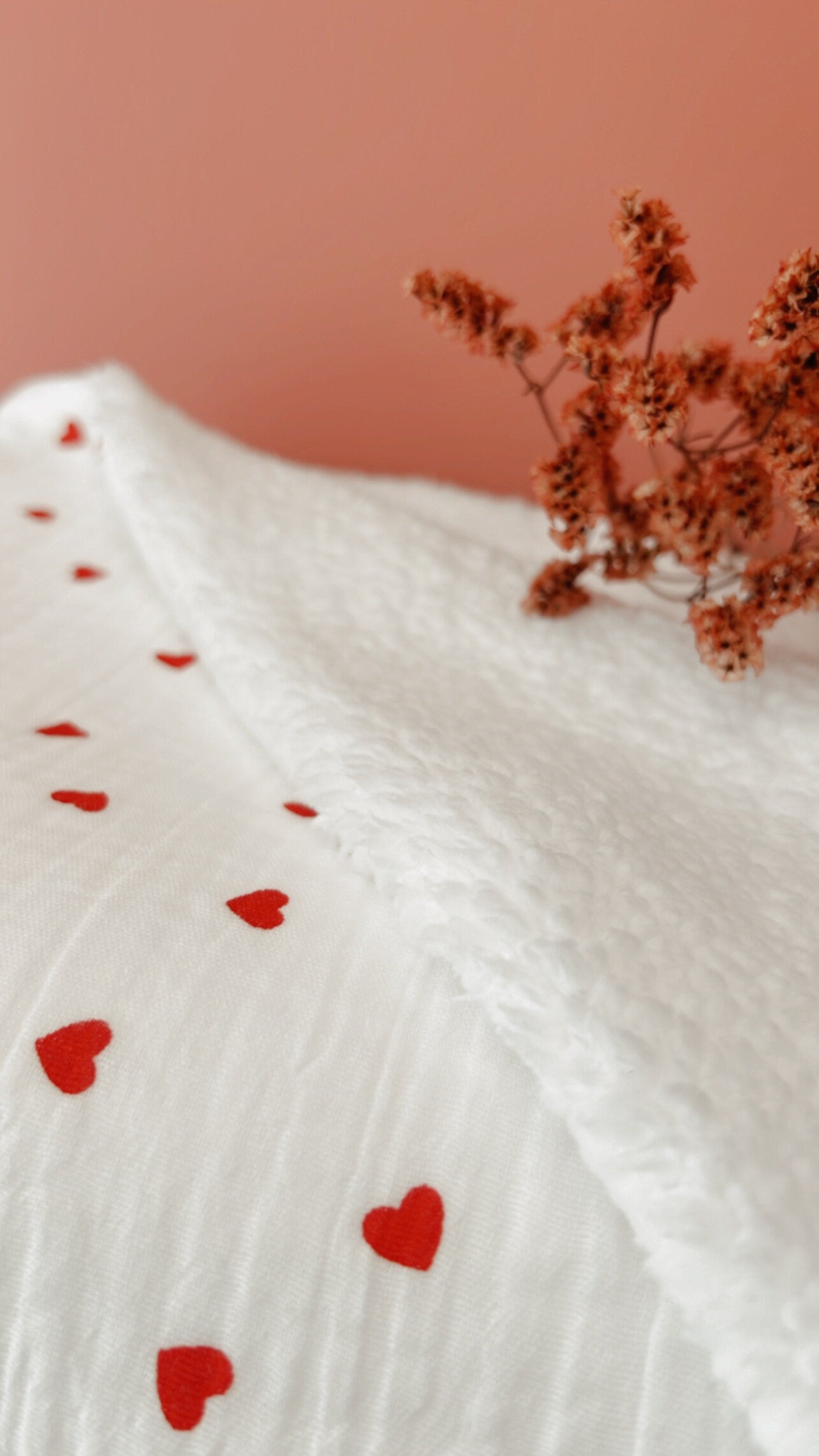 Couverture bébé personnalisée Petits coeurs rouges en gaze de coton et Sherpa blanche, drap d'éveil, cadeau naissance
