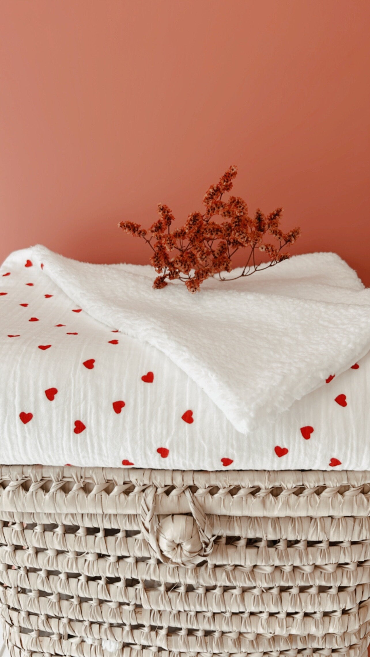 Couverture bébé personnalisée Petits coeurs rouges en gaze de coton et Sherpa blanche, drap d'éveil, cadeau naissance