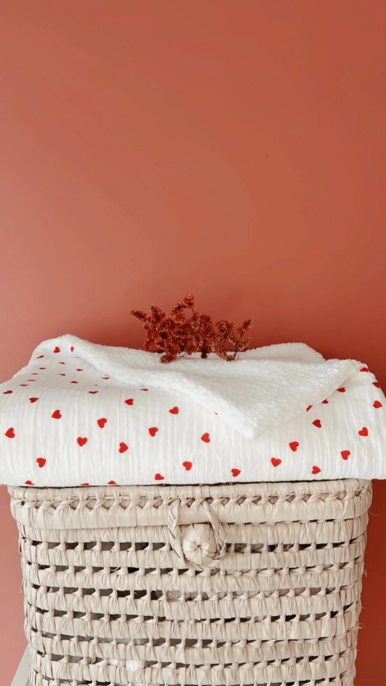 Couverture bébé personnalisée Petits coeurs rouges en gaze de coton et Sherpa blanche, drap d'éveil, cadeau naissance