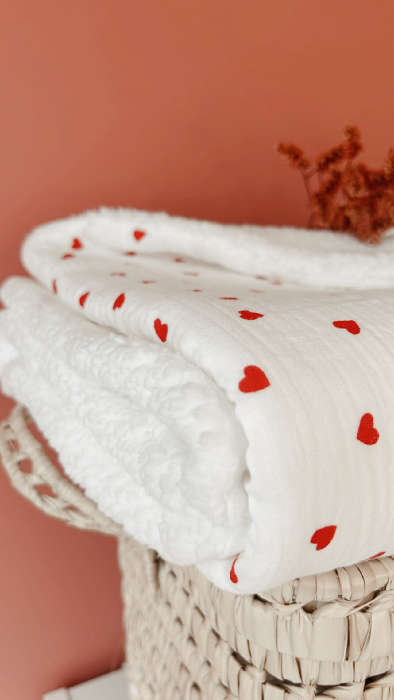 Couverture bébé personnalisée Petits coeurs rouges en gaze de coton et Sherpa blanche, drap d'éveil, cadeau naissance