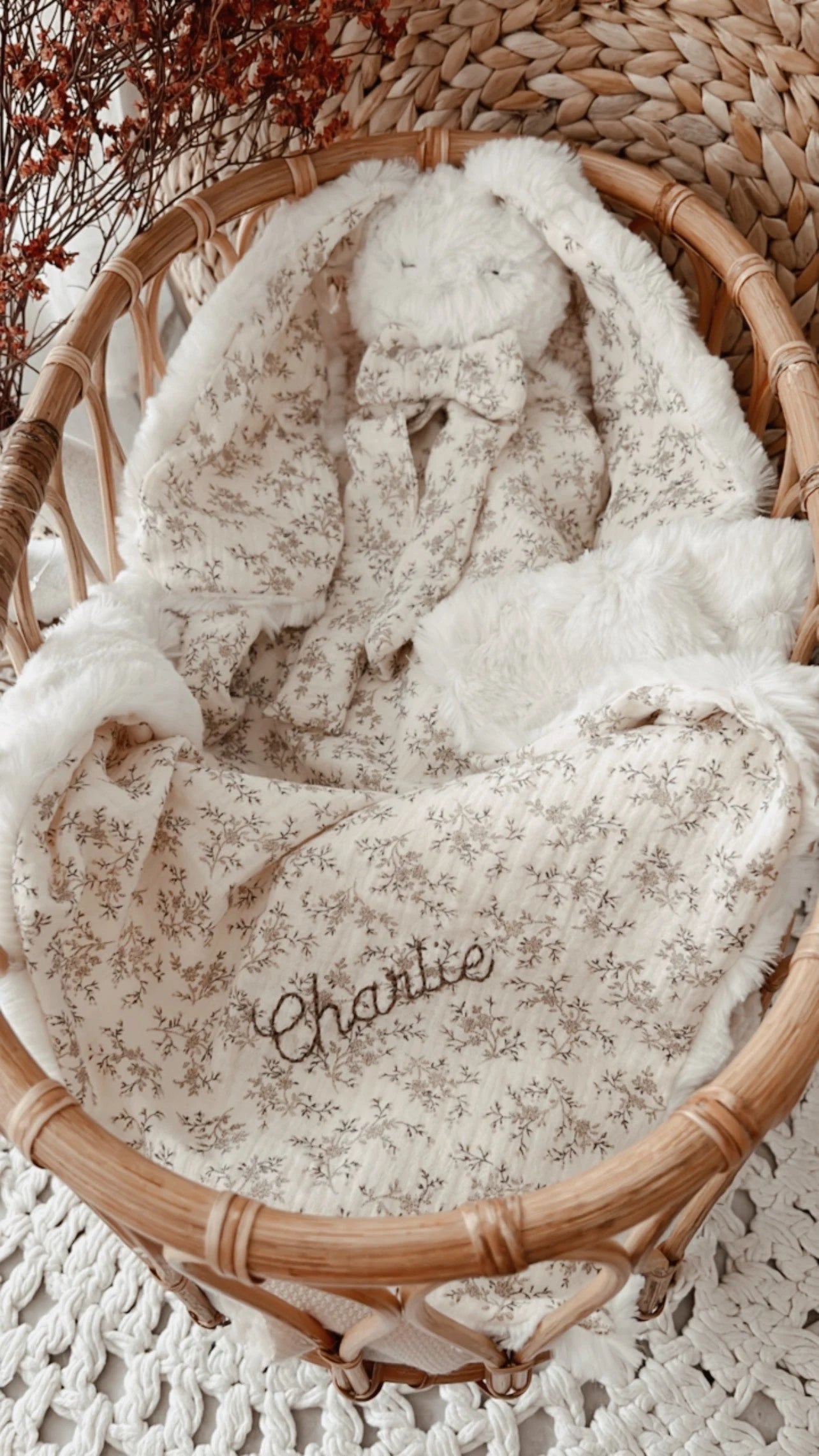 Doudou lange / doudou couverture en fausse fourrure écru  et gaze de coton écru à motifs fleuris L atelier Oz et fee