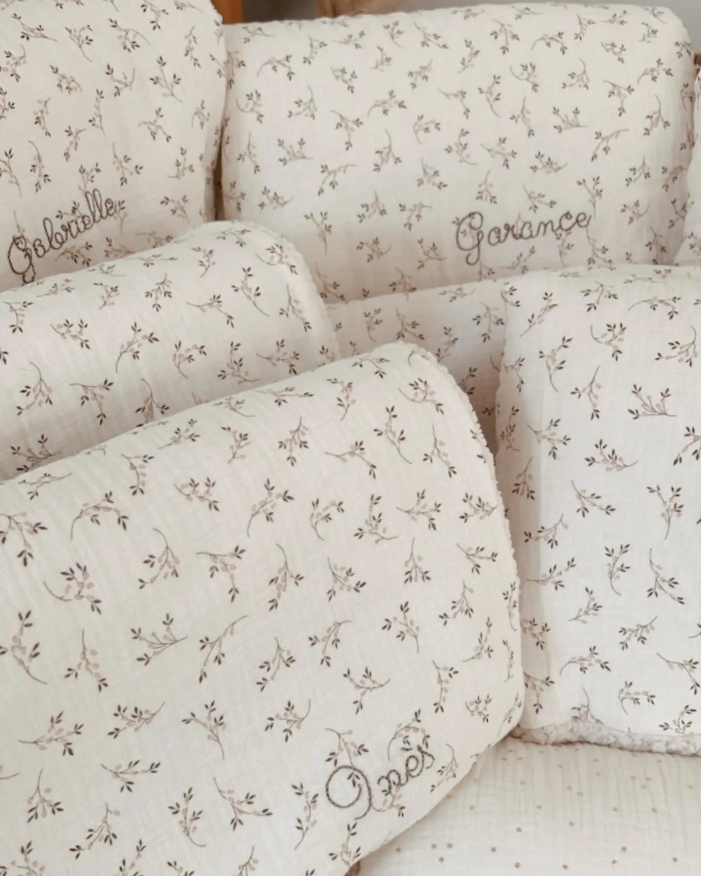 Ma couverture SIMONE - écru à motifs fleuris L atelier Oz et fee